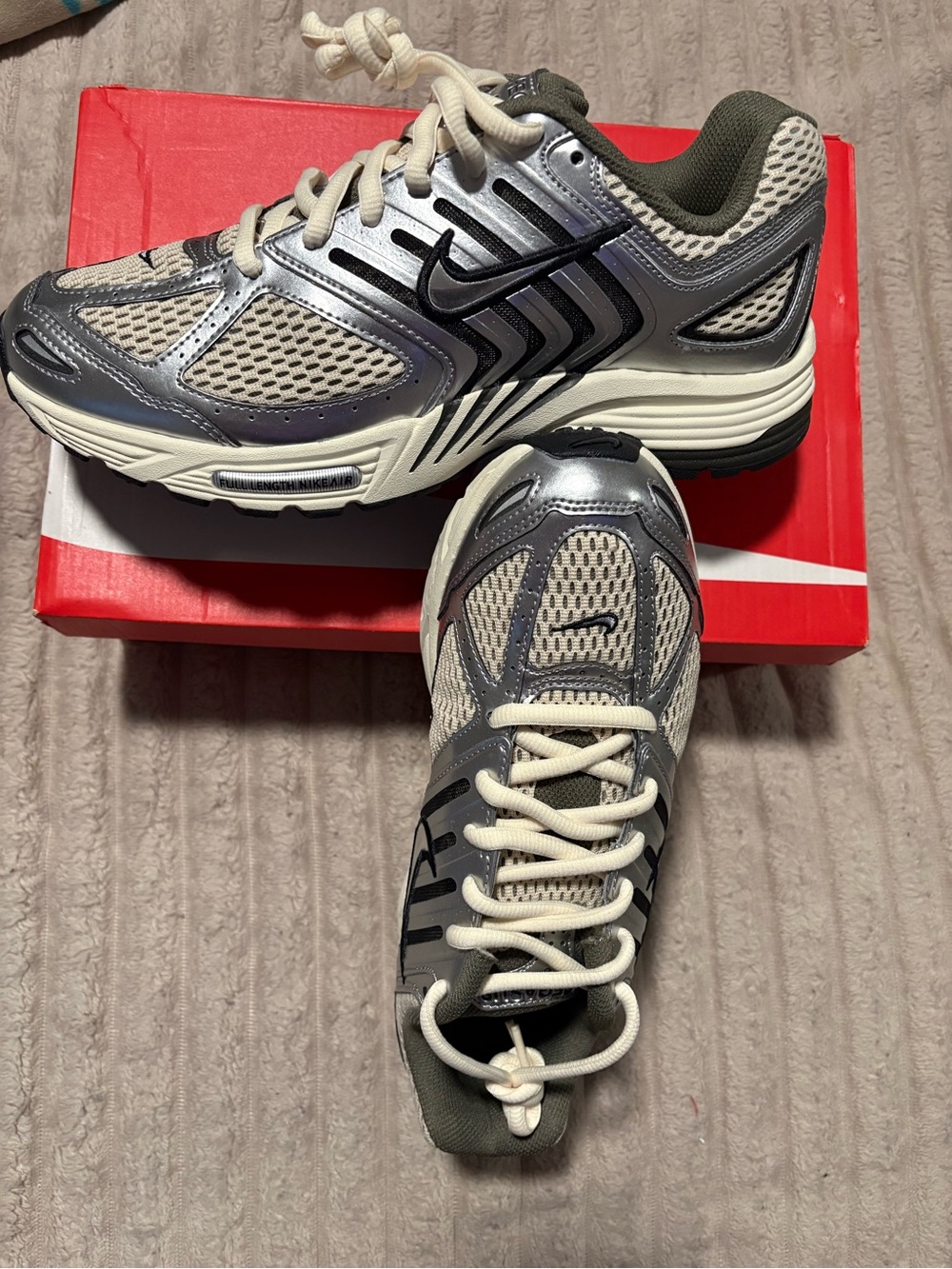 Nike Men’s size 9.5 Silver & Cream Running Sneakers BNWT-